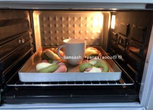 放进烤箱内发酵至1.5倍大，手指粘面粉在面团上轻摁表面可缓慢回弹