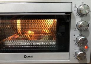 发酵好的面胚送进预热好的烤箱，上火150度下火160度，烘烤18分钟（每家烤箱温度不同，请按自家烤箱脾气调整时间与温度），为了不让顶部上色要及时盖锡纸，出炉后立刻取出放晾晒网上，还有余温时密封保存