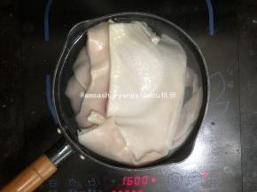 猪皮洗净冷水下锅煮熟，煮至猪皮稍微变，捞出放入凉水中浸泡至凉透