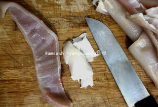 取出猪皮把上面剩余的肥膘用刀刮掉，要把猪皮上有肥肉的都刮干净，一定要刮干净