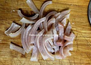 然后把刮干净的猪皮切成细丝，这样熬出来的皮冻才会清晰透明