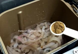 把清洗好的猪皮丝全都倒入面包机桶内，再皮入开水能没过猪皮即可，然后，加入1小勺五香粉
