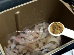 把清洗好的猪皮丝全都倒入面包机桶内，再皮入开水能没过猪皮即可，然后，加入1小勺五香粉