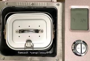 调料加好后，把面包机内盖盖好