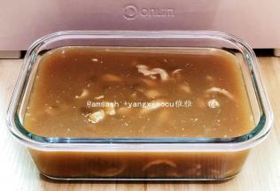 倒入保鲜盒加盖，放冰箱冷藏一夜即可成型