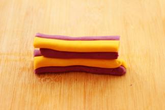 反复再把细长条切开后，错开颜色再摞在上面，如图：