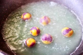 大火煮滚至变色变稠，汤圆全部漂浮在水面上即可关火。