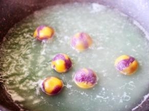 大火煮滚至变色变稠，汤圆全部漂浮在水面上即可关火。