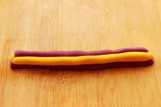 用刀一切两块后，把颜色错开后摞到一起。