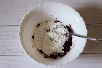 紫薯泥也趁热取出先加入5克白糖和5克炼乳后用勺子搅拌均匀后，分次加入60克糯米粉。