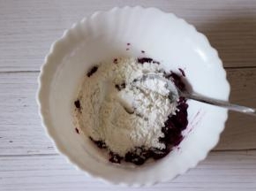 紫薯泥也趁热取出先加入5克白糖和5克炼乳后用勺子搅拌均匀后，分次加入60克糯米粉。