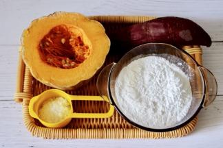 准备好所有的食材，糯米粉和白糖称重备用。