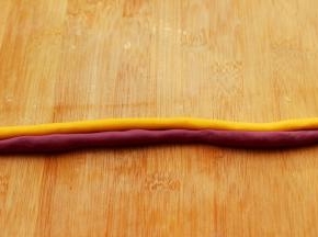 分别把两块面团用手搓成细长条，如图：