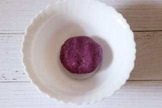 用手慢慢揉成光滑细腻的面团后静置一会儿。