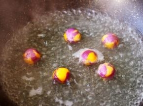 锅中倒入适量的清水煮沸后，放入做好的汤圆。