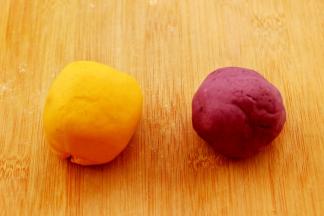 静置好的的两块面团揉匀后。