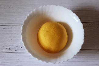 用手慢慢揉成光滑细腻的面团后静置一会儿。