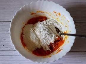 加入5克白糖和5克炼乳用勺子搅拌均匀后，趁热分次加入60克糯米粉。