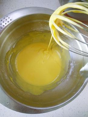 加入蛋黄，用手动打蛋器搅拌均匀，混合好的蛋糊状态，是细腻顺滑的放一旁备用。