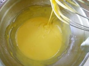 加入蛋黄，用手动打蛋器搅拌均匀，混合好的蛋糊状态，是细腻顺滑的放一旁备用。