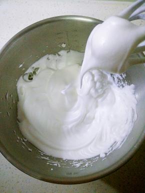 用打蛋器低速搅打成鱼眼泡的状态，加入第一次糖，转中高速继续打至蛋糊细腻，加入第二次细砂糖，出现细腻纹路，加入第三次细砂糖至湿性发泡的状态，低速打几圈整理大气泡。