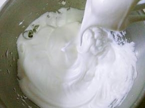 用打蛋器低速搅打成鱼眼泡的状态，加入第一次糖，转中高速继续打至蛋糊细腻，加入第二次细砂糖，出现细腻纹路，加入第三次细砂糖至湿性发泡的状态，低速打几圈整理大气泡。