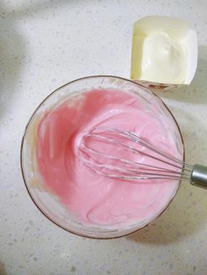 翻拌好的原味蛋糕糊取30克装入纸杯。
9剩下的蛋糕糊加入粉色素搅拌均匀。