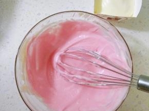 翻拌好的原味蛋糕糊取30克装入纸杯。
9剩下的蛋糕糊加入粉色素搅拌均匀。