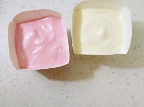 装入纸杯，轻震气泡。