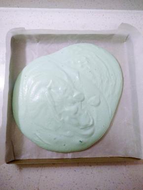 倒入铺好油纸的烤盘。