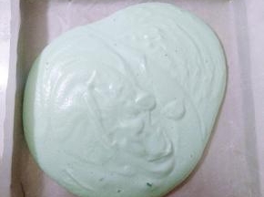 倒入铺好油纸的烤盘。