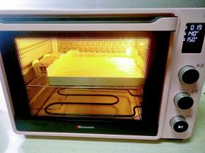 放入预热好的烤箱，上火140度下火150度烘烤25分钟左右（2个纸杯一起同烤），表皮均匀上色即可出炉，剩下的纸杯蛋糕继续烘烤5分钟。