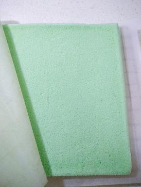 烤好取出，震一下热气后拎着油布转移到烤网上，表面盖一张油纸和一个网架反转倒，撕开油布，就是所谓的毛巾面，再倒扣过来，正面朝上表面盖油纸防止水分流失。