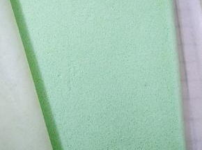 烤好取出，震一下热气后拎着油布转移到烤网上，表面盖一张油纸和一个网架反转倒，撕开油布，就是所谓的毛巾面，再倒扣过来，正面朝上表面盖油纸防止水分流失。