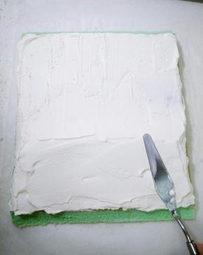 淡奶油加糖用电动打蛋器打发至有纹路状态，在蛋糕卷的正面抹上打发好的淡奶油，抹的中间多两端少。