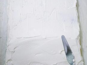 淡奶油加糖用电动打蛋器打发至有纹路状态，在蛋糕卷的正面抹上打发好的淡奶油，抹的中间多两端少。