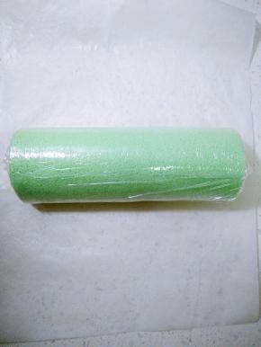 用擀面杖卷起一端油纸提起，把蛋糕向上拉起，往前推卷，卷好卷紧，包上保鲜膜送入冰箱冷藏一小时以上。