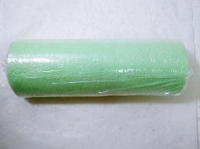 用擀面杖卷起一端油纸提起，把蛋糕向上拉起，往前推卷，卷好卷紧，包上保鲜膜送入冰箱冷藏一小时以上。