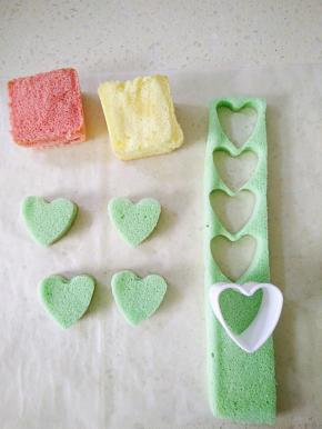 在长条蛋糕卷上刻出心形备用。