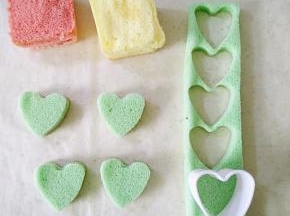 在长条蛋糕卷上刻出心形备用。