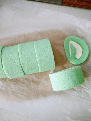 用热的锯齿刀切齐两端，切段备用。