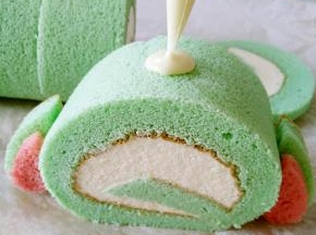 顶部挤上巧克力，粘上帽子和鼻子。