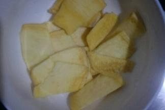 首先把红薯洗净去皮切片上锅蒸熟