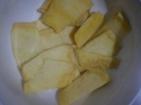 首先把红薯洗净去皮切片上锅蒸熟