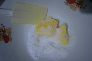 黄油加糖搅拌至糖化，黄油微微发白