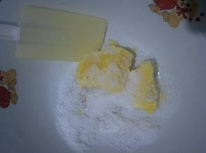 黄油加糖搅拌至糖化，黄油微微发白