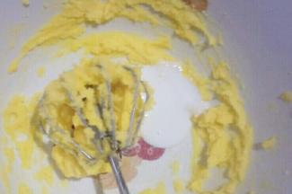 加入牛奶搅拌至融为一体，牛奶要分次一点点加入，每次都要搅拌均匀后再加下一次