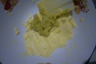 加入黄油中搅拌均匀