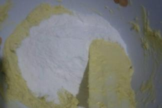 低筋面粉过筛加入搅拌至均匀无干粉状态即可，不可过度搅拌