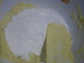 低筋面粉过筛加入搅拌至均匀无干粉状态即可，不可过度搅拌